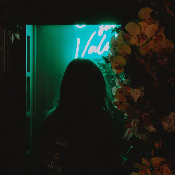 Песня Izzamuzzic - Neon Angel