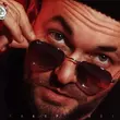 Песня Такер - Она